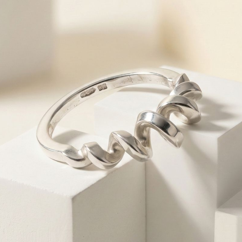 Anello in argento fatto a mano. Anello artigianale in argento a spirale