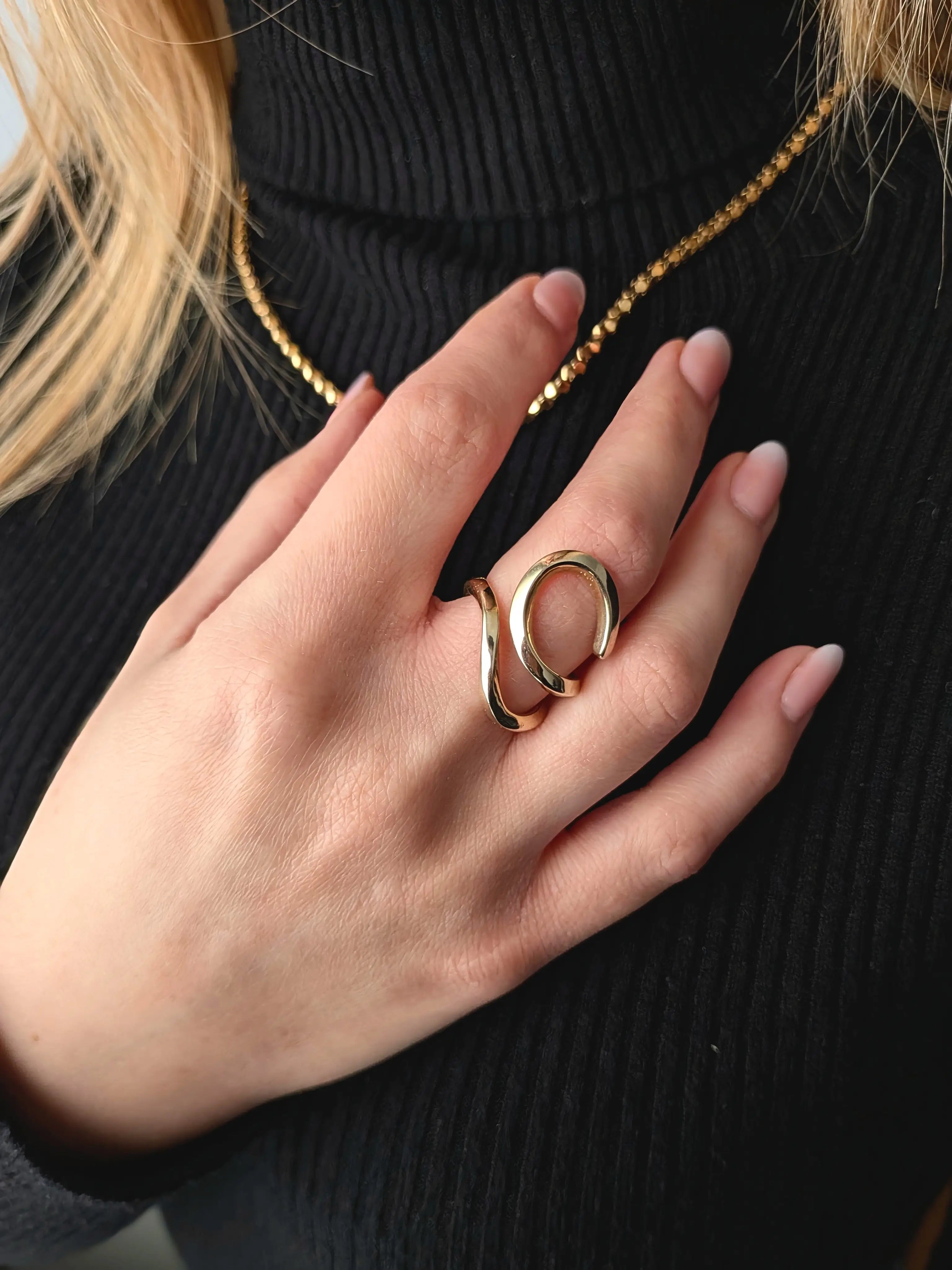 Anello artigianale da donna in ottone. Anello fatto a mano di bigiotteria