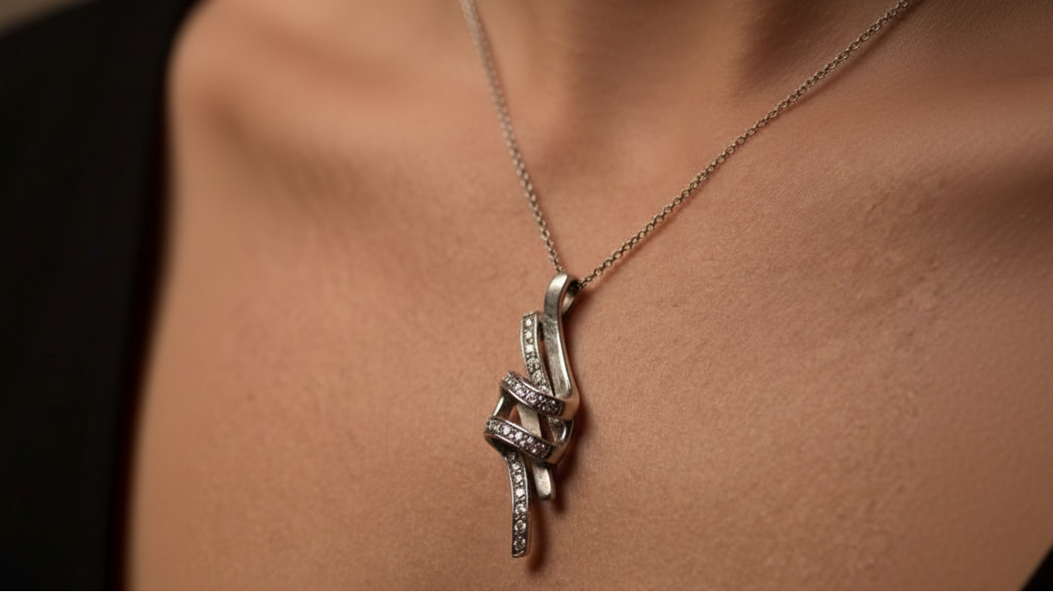 Ciondolo artigianale in argento. Pendente fatto a mano