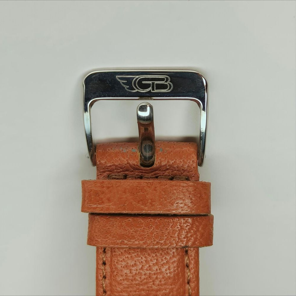 Dettaglio della fibbia ardiglione in acciaio con incisione del logo originale Gianni Bulgari.