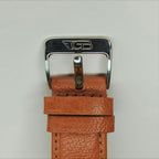 Dettaglio della fibbia ardiglione in acciaio con incisione del logo originale Gianni Bulgari.