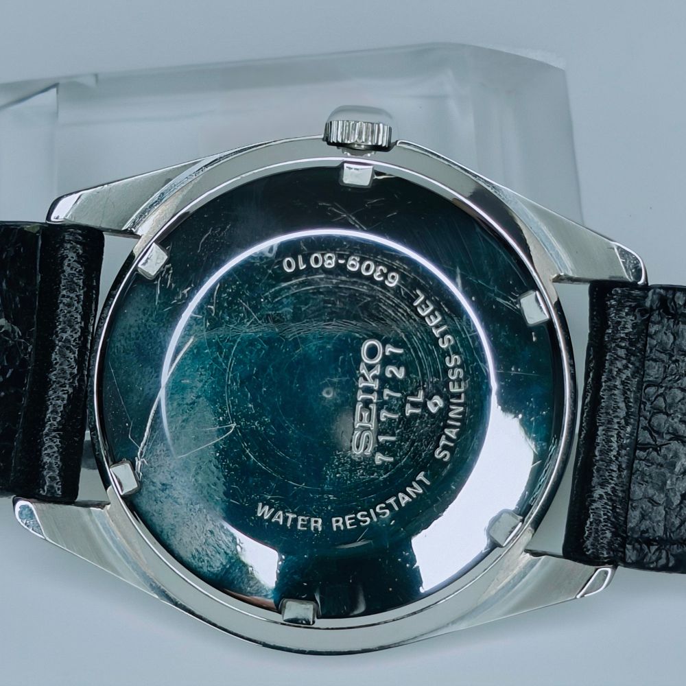 Fondello a vite in acciaio inossidabile del Seiko vintage 6309-8010 con incisioni originali, numero di serie e scritta Water Resistant.