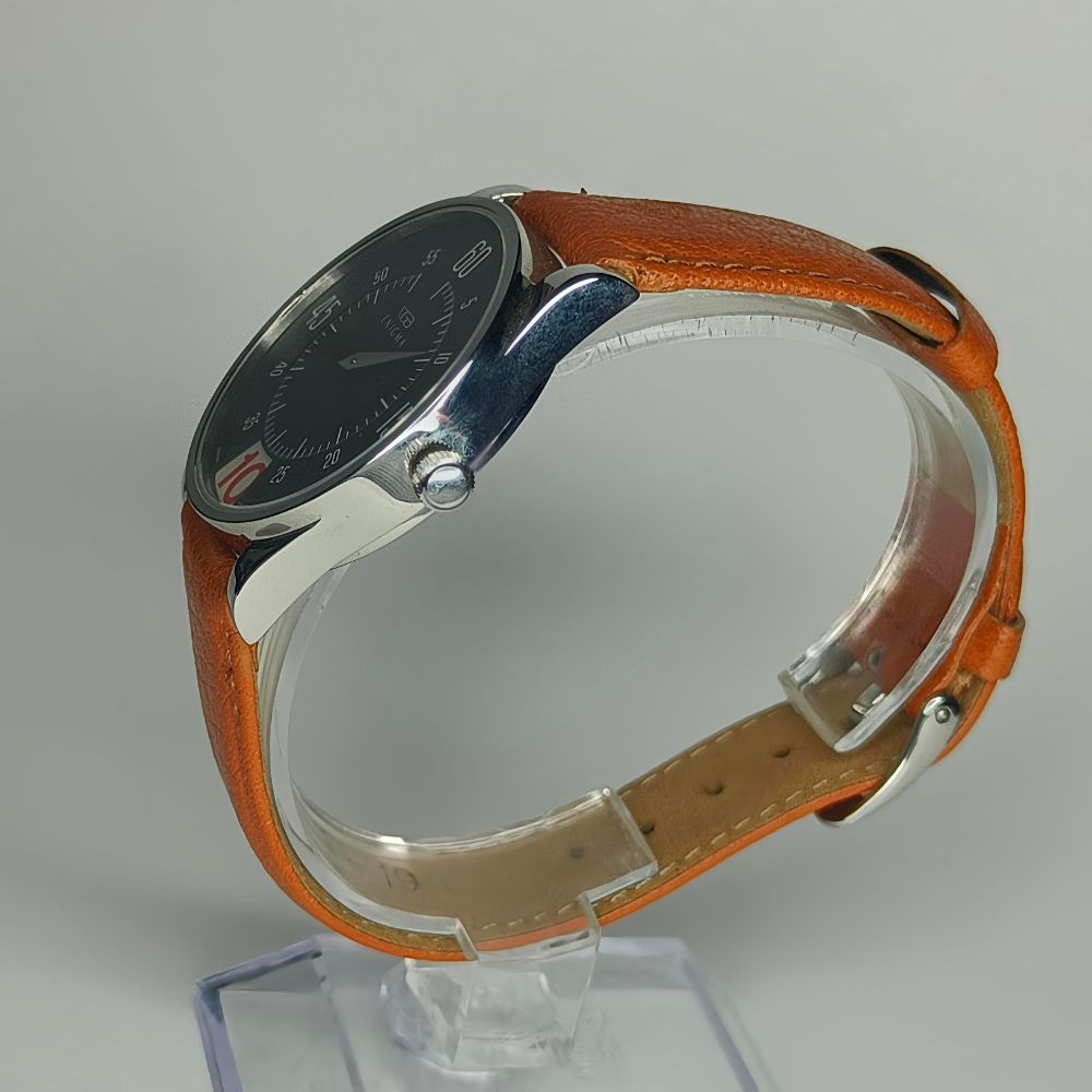 Vista laterale della cassa in acciaio lucido dell'orologio Gianni Bulgari Enigma con corona zigrinata.