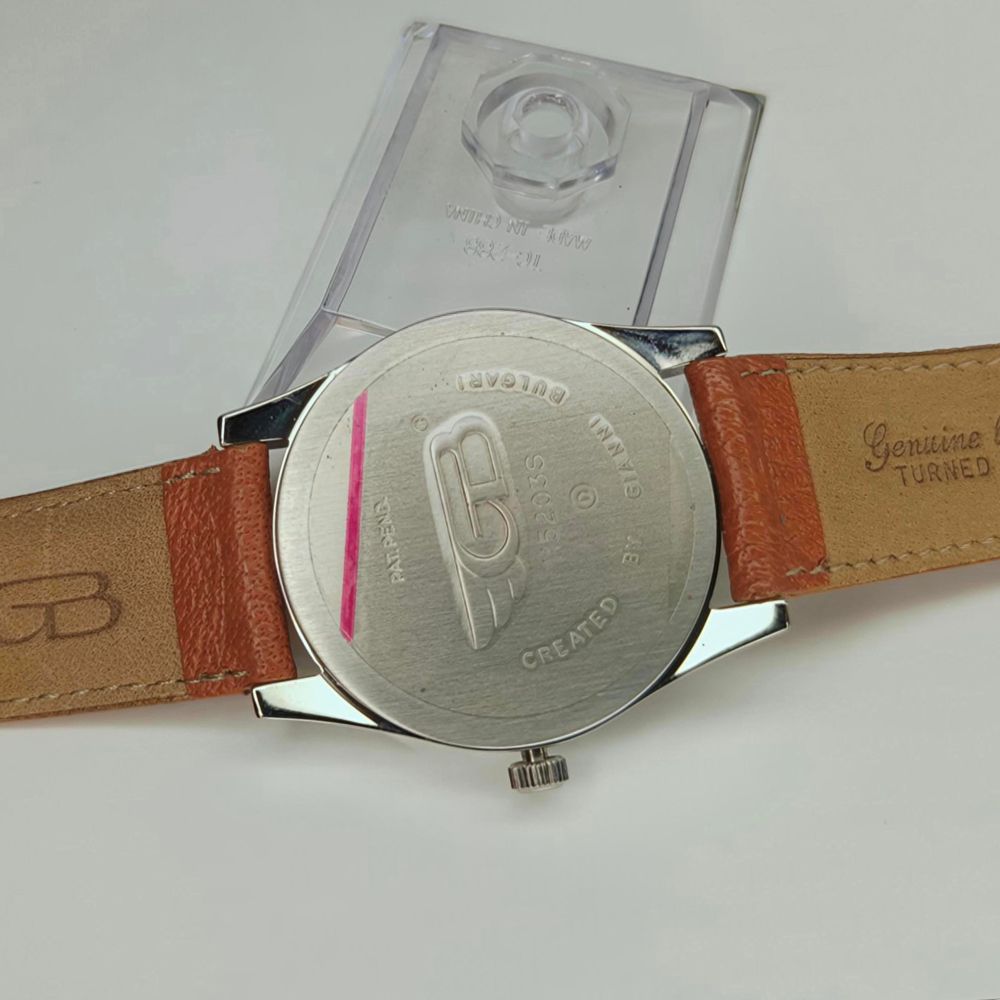 Fondello dell'orologio Gianni Bulgari Enigma con incisioni del modello 115203s.