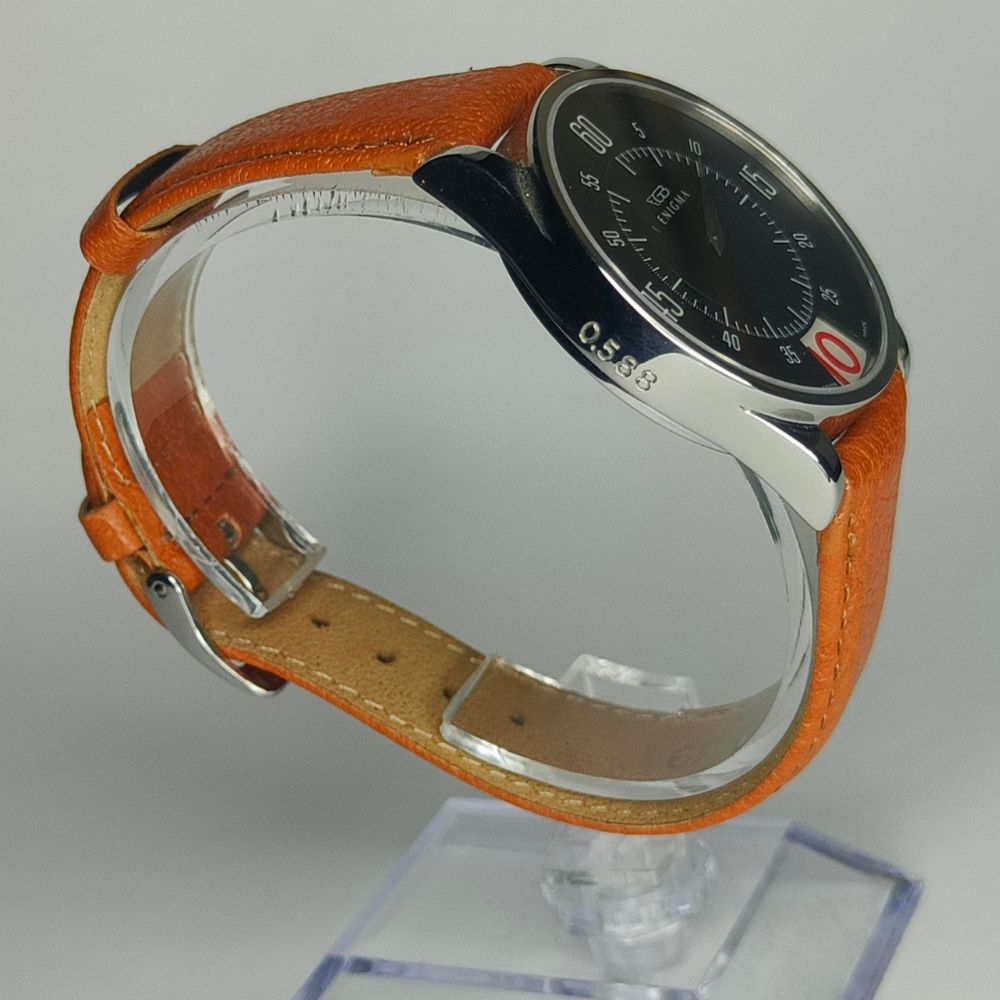 Particolare della cassa dell'orologio Enigma con numero di serie inciso sul profilo laterale.