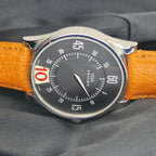 Primo piano del quadrante nero dell'orologio Gianni Bulgari Enigma con indicazione dei minuti e logo GB.