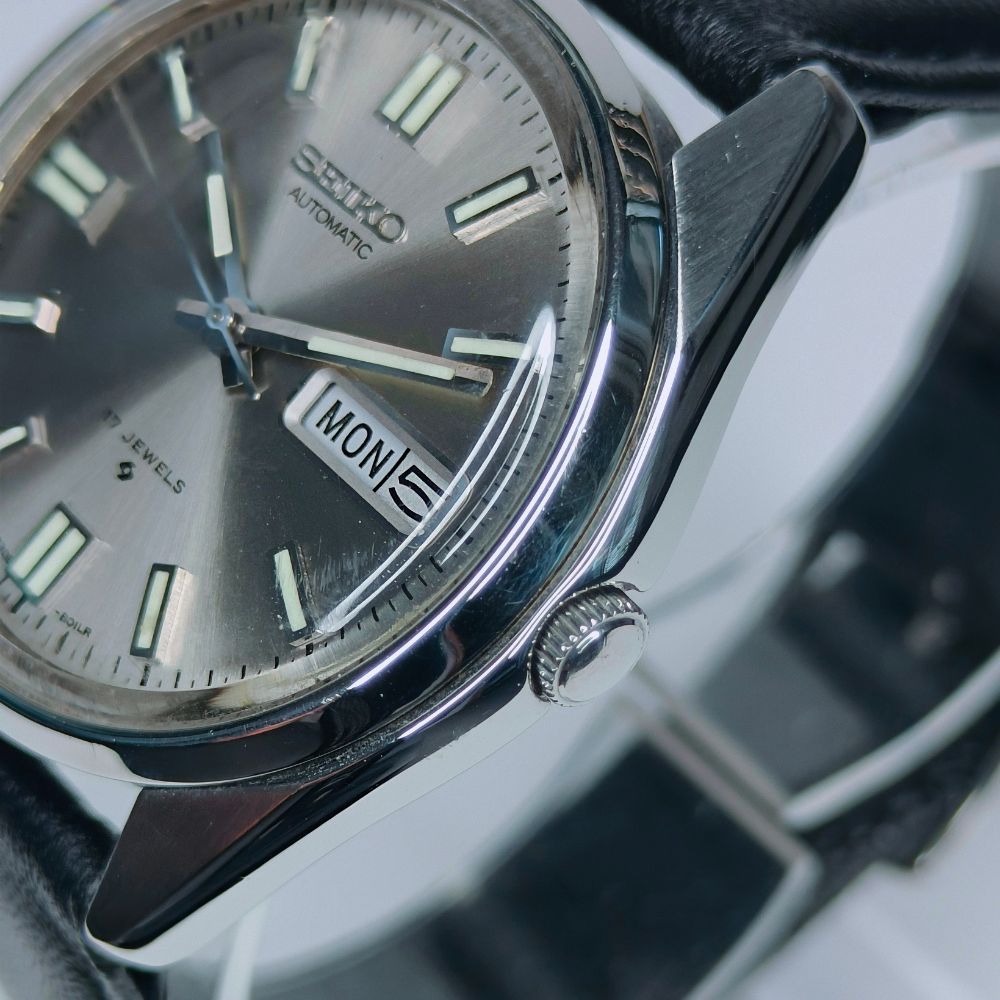 Profilo della cassa del Seiko vintage uomo 6309-8010 che mostra la corona di carica a ore 3 e la lucidatura dell'acciaio.