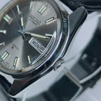 Profilo della cassa del Seiko vintage uomo 6309-8010 che mostra la corona di carica a ore 3 e la lucidatura dell'acciaio.