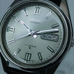 Dettaglio ravvicinato degli indici geometrici e delle lancette con materiale luminescente di un Seiko vintage 6309.