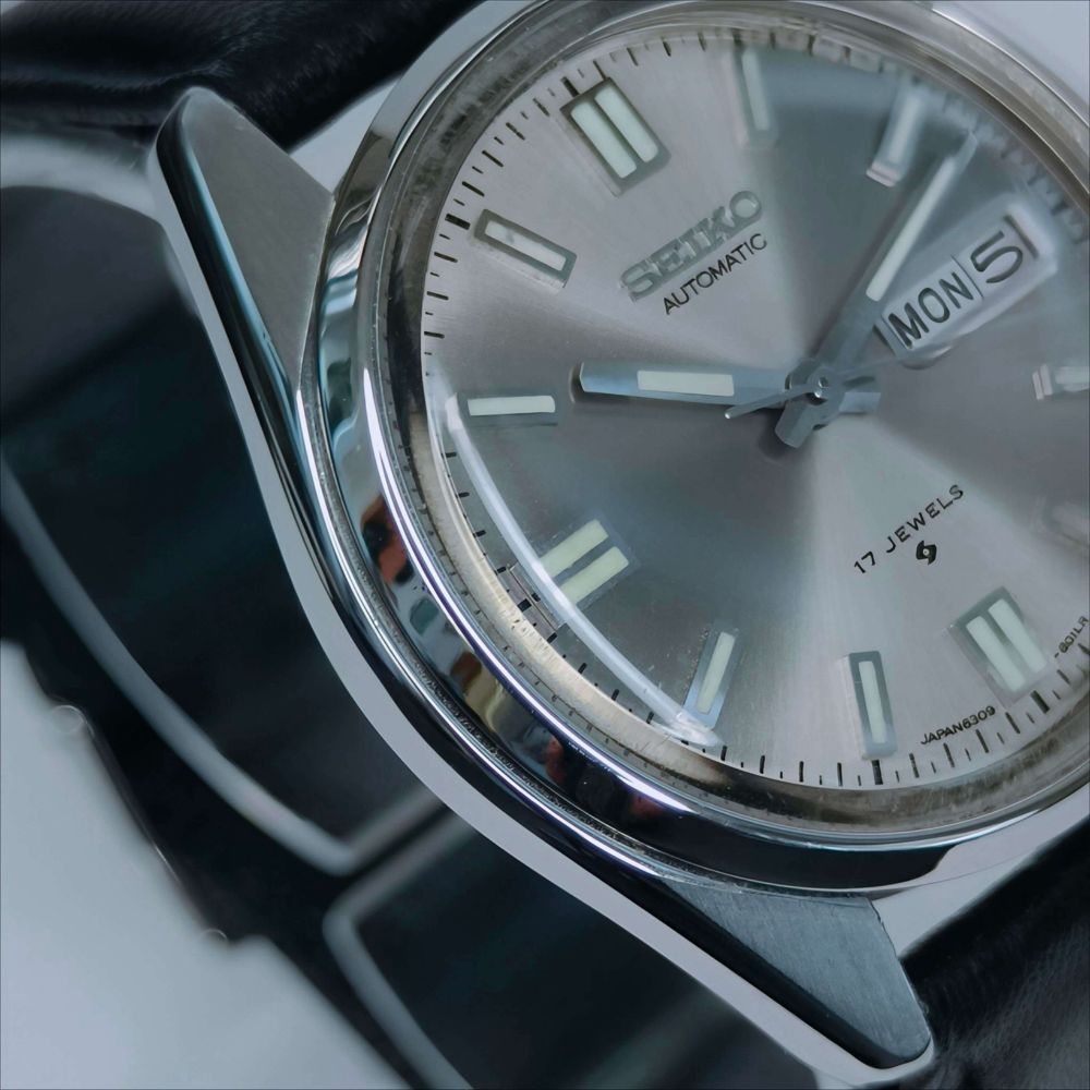Dettaglio dell'ansa e del vetro in plexiglass di un orologio vintage Seiko vintage uomo Automatic 17 Jewels.