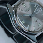 Dettaglio dell'ansa e del vetro in plexiglass di un orologio vintage Seiko vintage uomo Automatic 17 Jewels.
