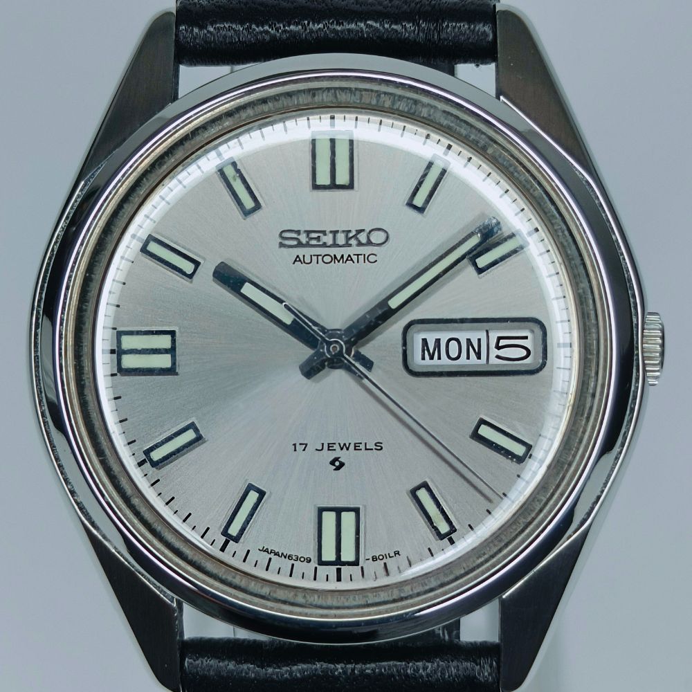 Primo piano del quadrante argento satinato del Seiko vintage uomo Automatic 17 Jewels referenza 6309-8010 con datario giorno-data