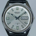Primo piano del quadrante argento satinato del Seiko vintage uomo Automatic 17 Jewels referenza 6309-8010 con datario giorno-data